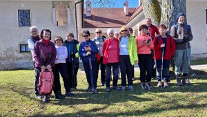 Read more about the article Pohodniška skupina Hitri polžki smo se po Čemšeniški grajski poti sprehodili do dvorca Lisičje in Škofljice v Park čutil